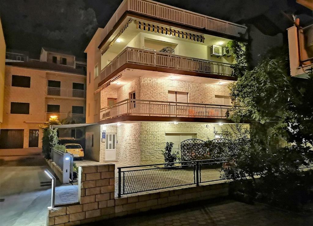 Apartments Neven 奥米什 外观 照片