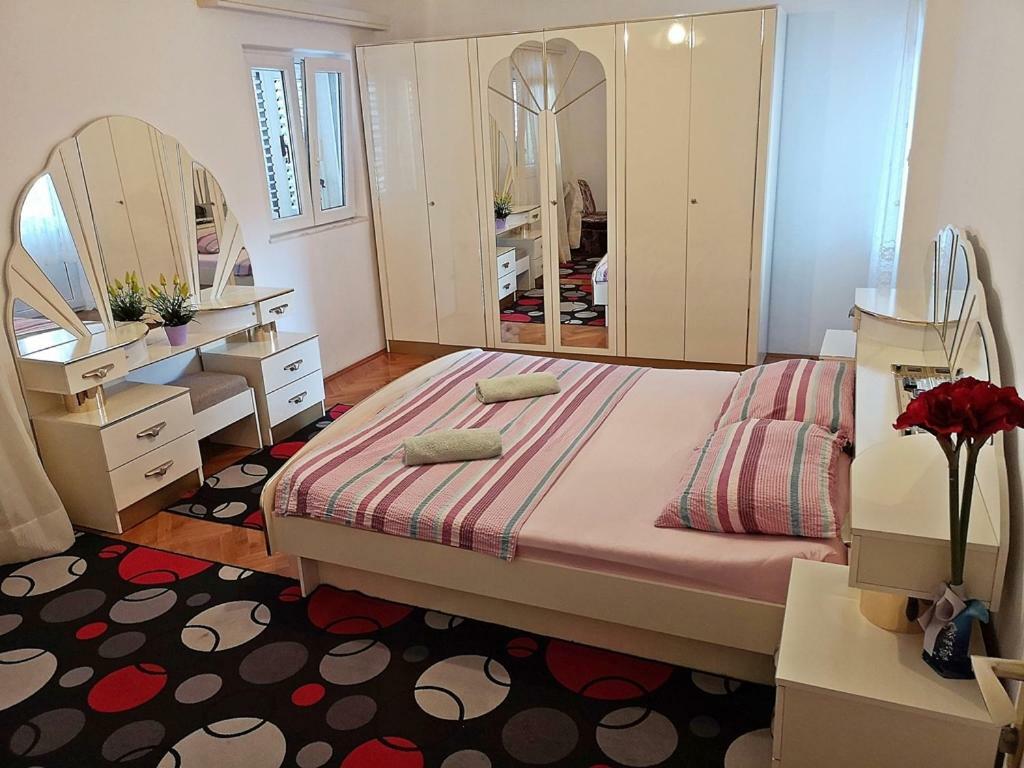Apartments Neven 奥米什 外观 照片